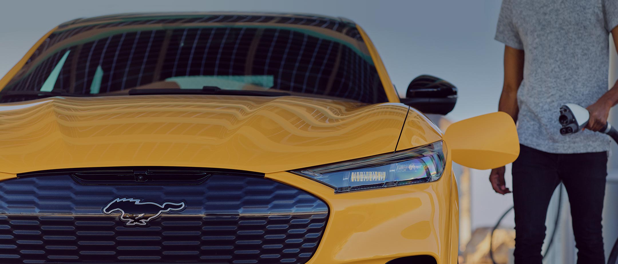 Ford Mustang Mach-E GT in Orange. Reichweite und Aufladen.