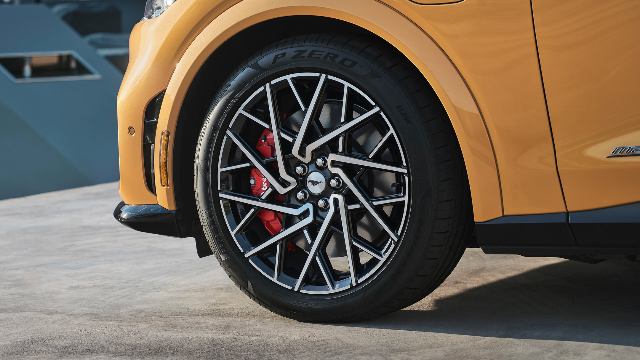 Ford Mustang Mach-E GT in Orange. Detailansicht der Felgen.