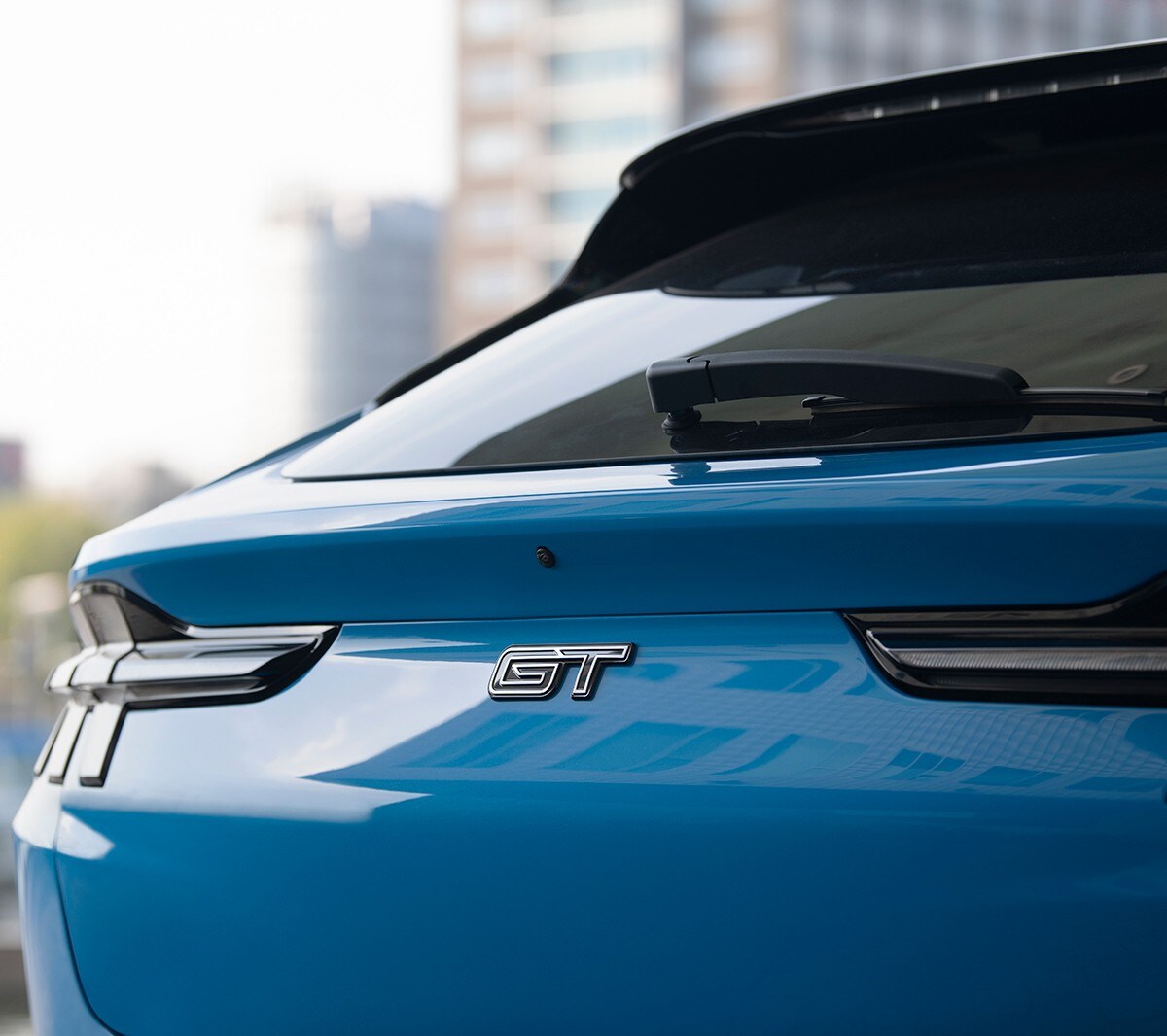 Ford Mustang Mach-E GT in Blau. Heckansicht mit Blick auf das GT-Signet.