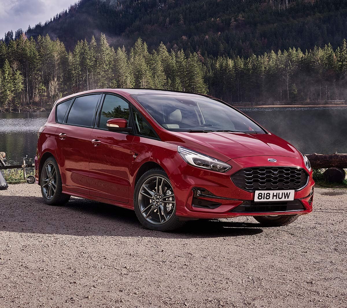Ford S-MAX in Rot. ¾-Frontansicht. An einem See parkend