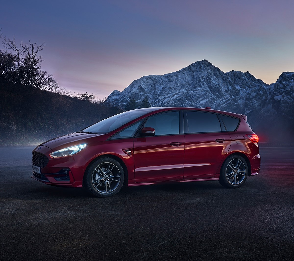 Ford S-MAX Hybrid Rot Seitenansicht parkend