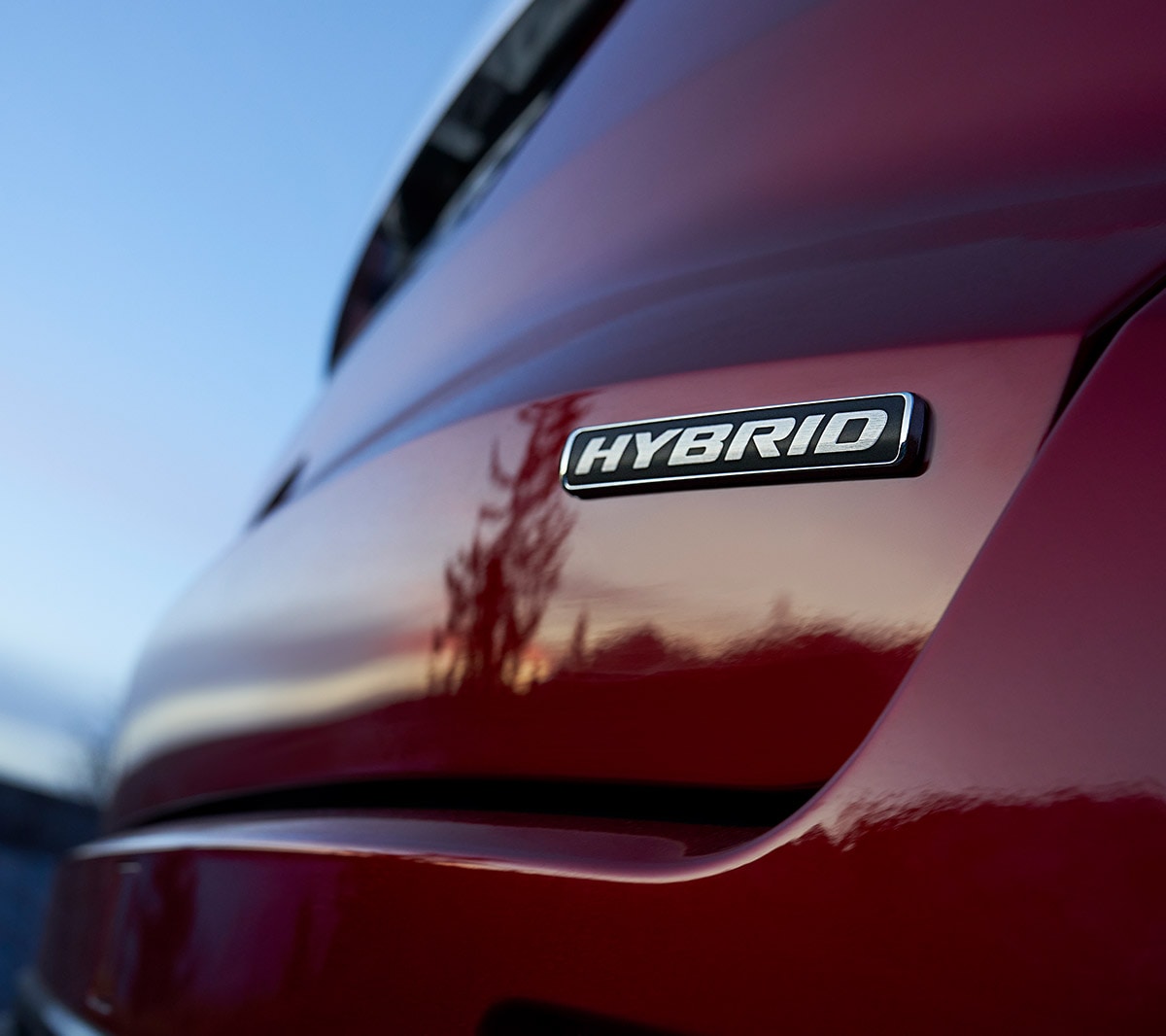 Ford S-MAX Hybrid in Rot. Detailansicht des Hybrid Logos