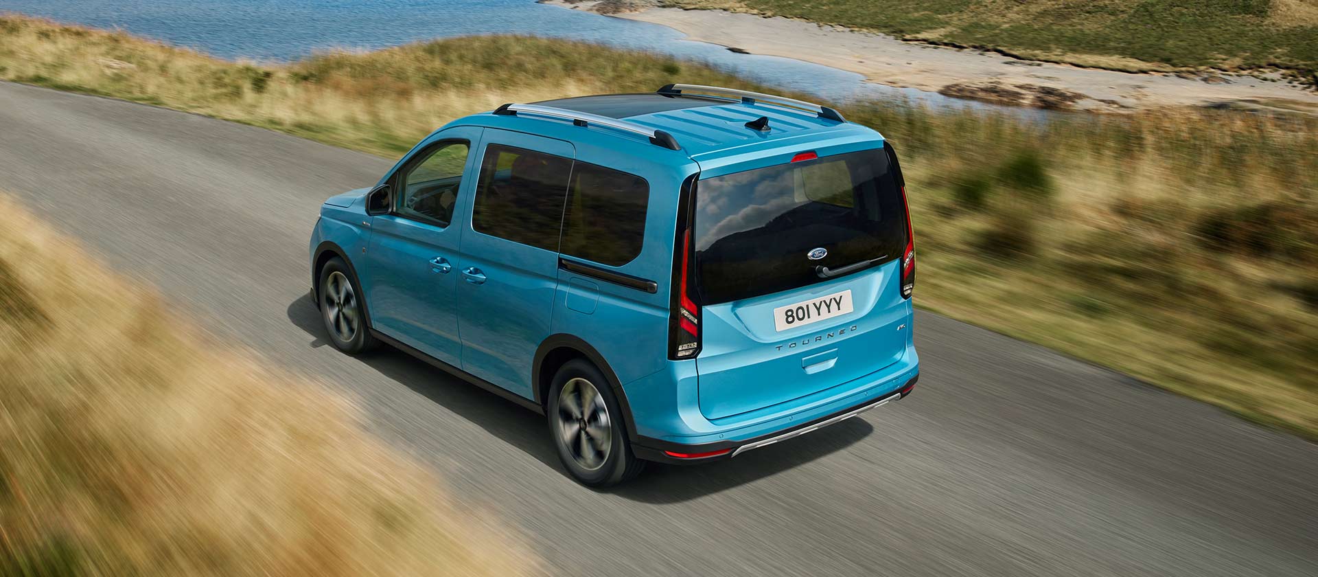 Ford Tourneo Connect fährt auf einer Küstenstraße