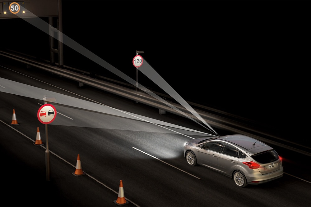 Abbildung zeigt Verkehrszeichenerkennungsfunktion in Aktion.