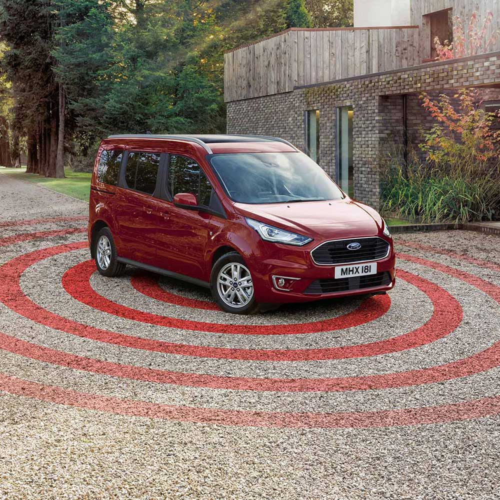 Ford Transit Connect mit Alarmradar-Grafik.