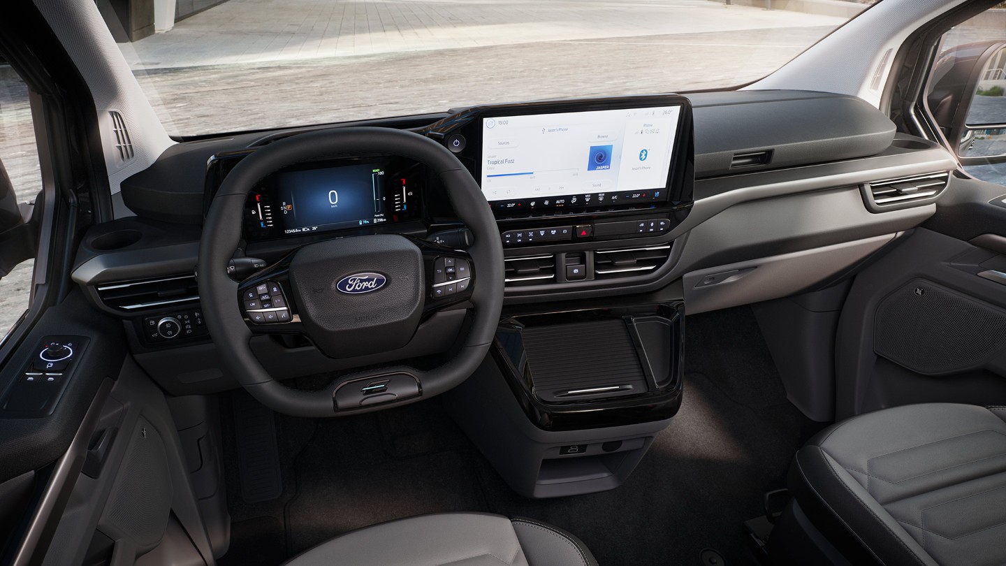 Ford Tourneo Custom Innenausstattung Vordersitze und Armaturenträger aus Sicht des Fahrers