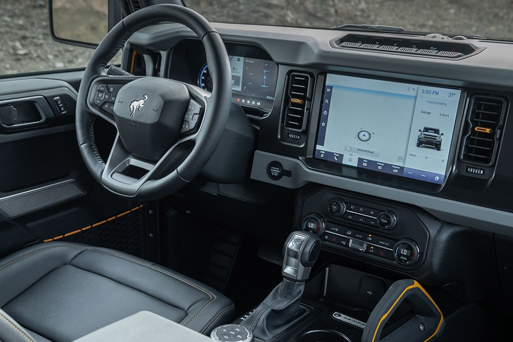 Ansicht des Ford Bronco Innen inklusive Lederlenkrad und angeschlossenem Touchpad.