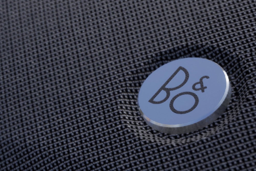 Nahaufnahme eines Details der Marke Bang & Olufsen im Ford Bronco Innen.