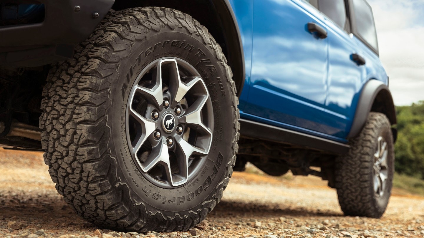 Ford Bronco in Blau, stehend. Detailansicht Vorder- und Hinterräder