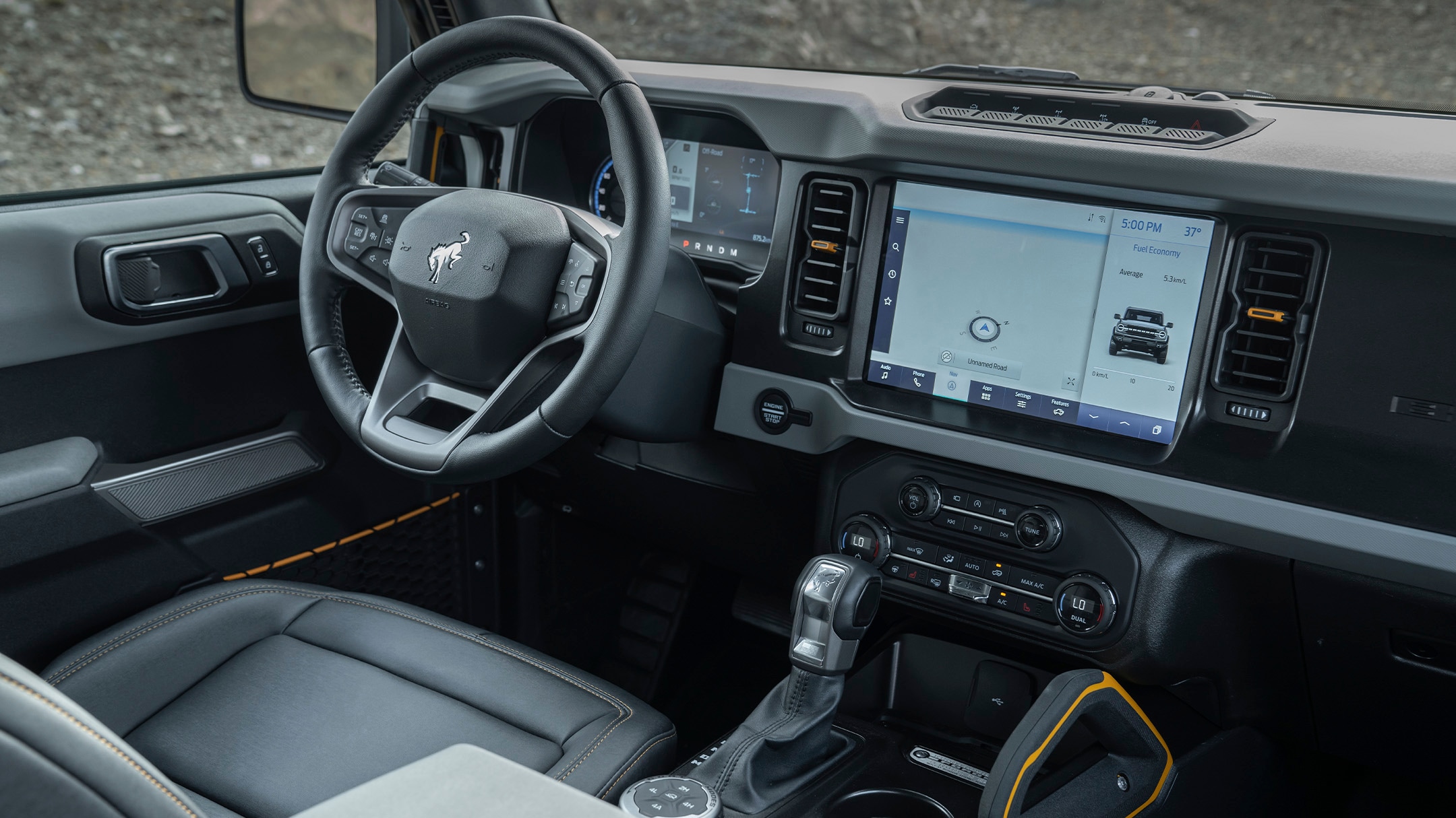 Ford Bronco Innenraum-Ansicht. Detailansicht Cockpit und Display