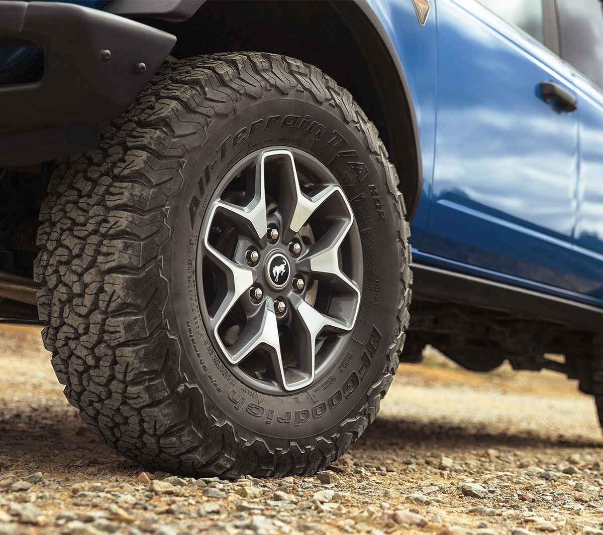 Ford Bronco in Blau. Detailansicht Reifen und Felge