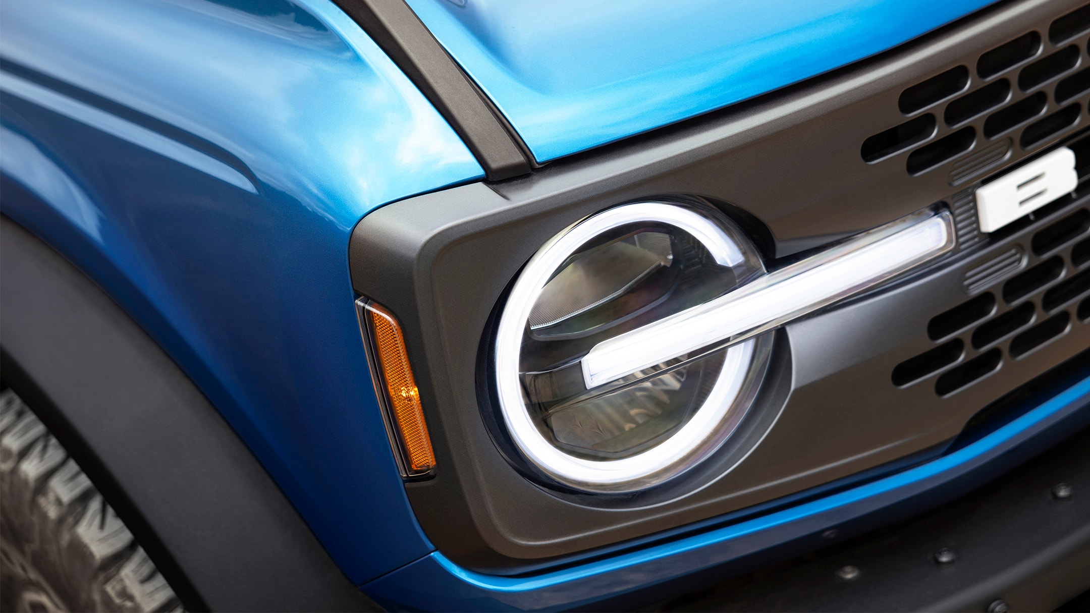 Ford Bronco in Blau. Detailansicht Forntpartie und Scheinwerfer