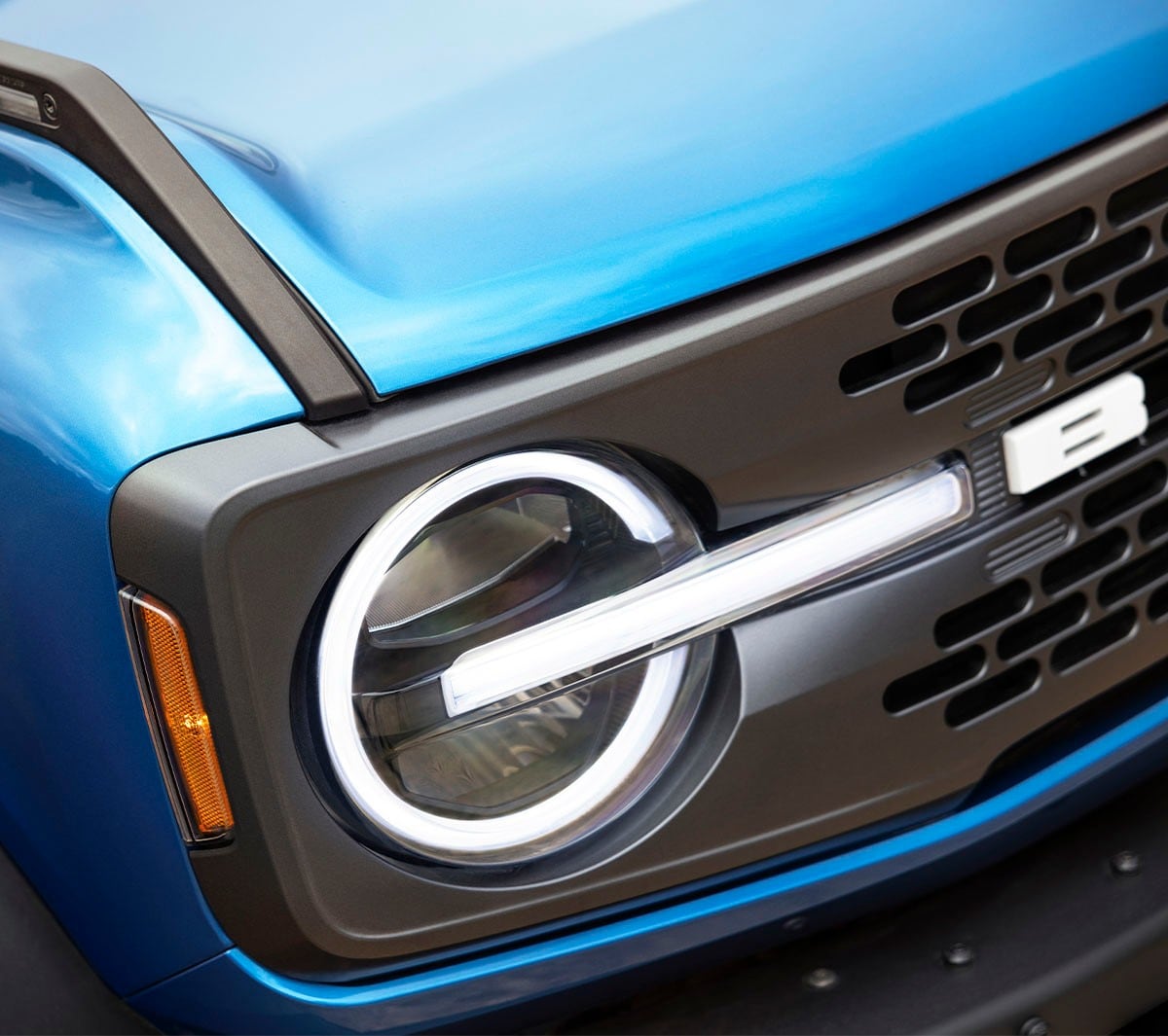 Ford Bronco in Blau. Detailansicht Forntpartie und Scheinwerfer