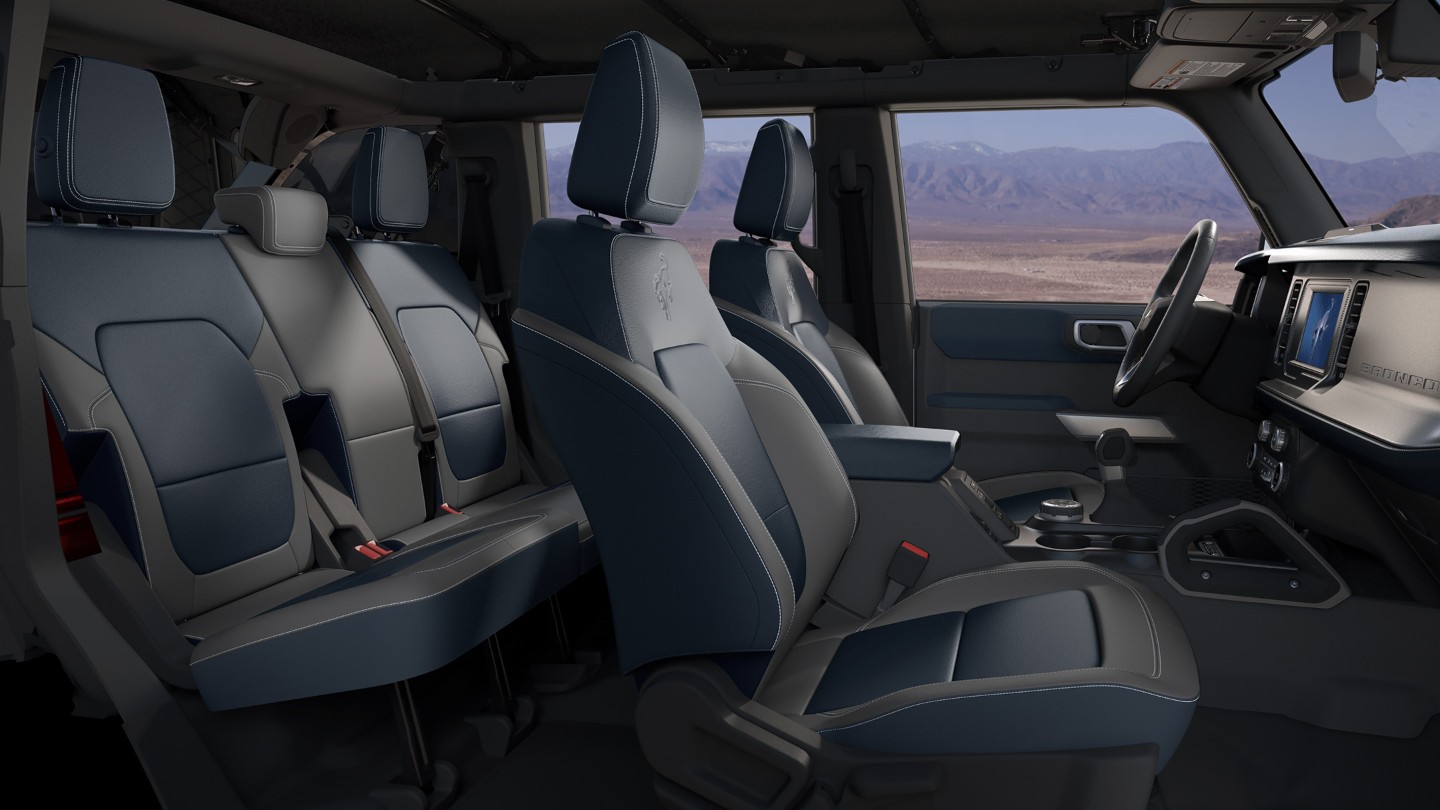 Ford Bronco Innenraum-Ansicht. Vorder- und Rücksitze