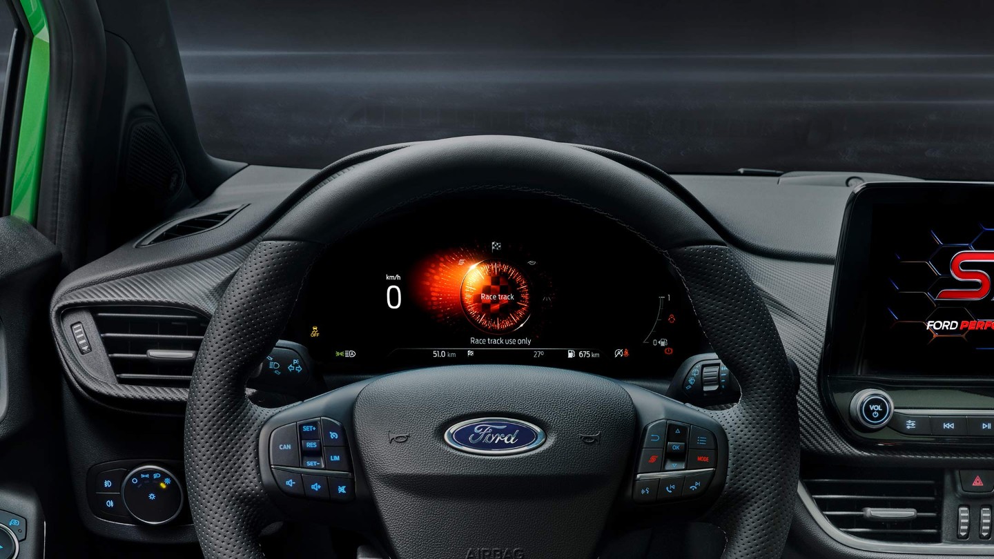 Ford Fiesta ST. Innenansicht Lenkrad und digitale Instrumententafel.