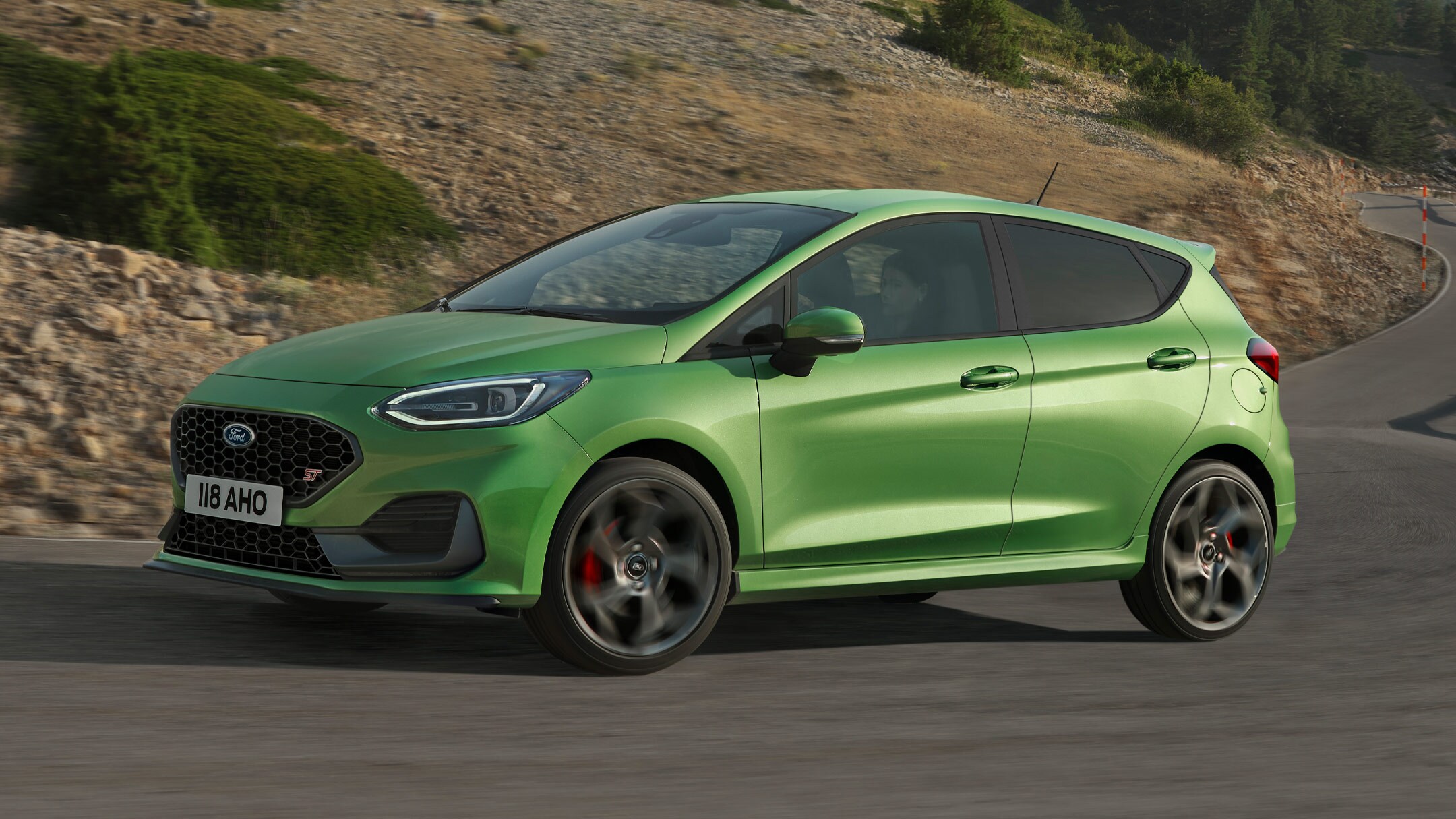 Ford Fiesta ST in Grün. Dreiviertel-Frontansicht in der Natur.