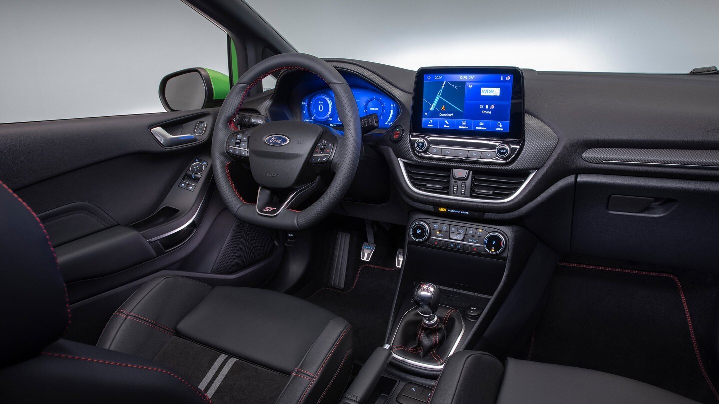 Ford Fiesta ST. Innenansicht auf das Cockpit mit Lenkrad, Schaltknauf und digitaler Instrumententafel.