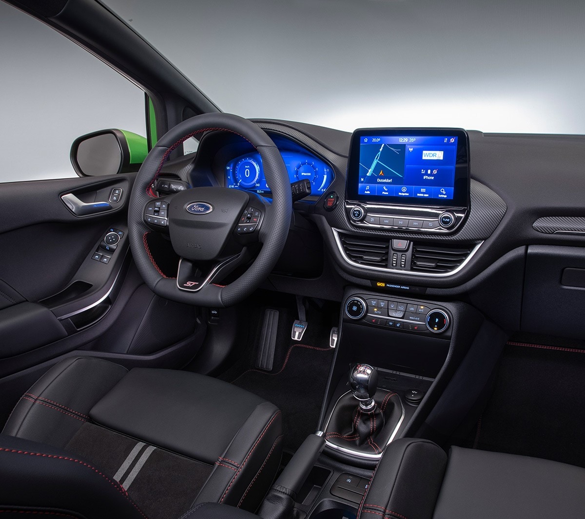 Ford Fiesta ST. Innenansicht auf das Cockpit mit Lenkrad, Schaltknauf und digitaler Instrumententafel.