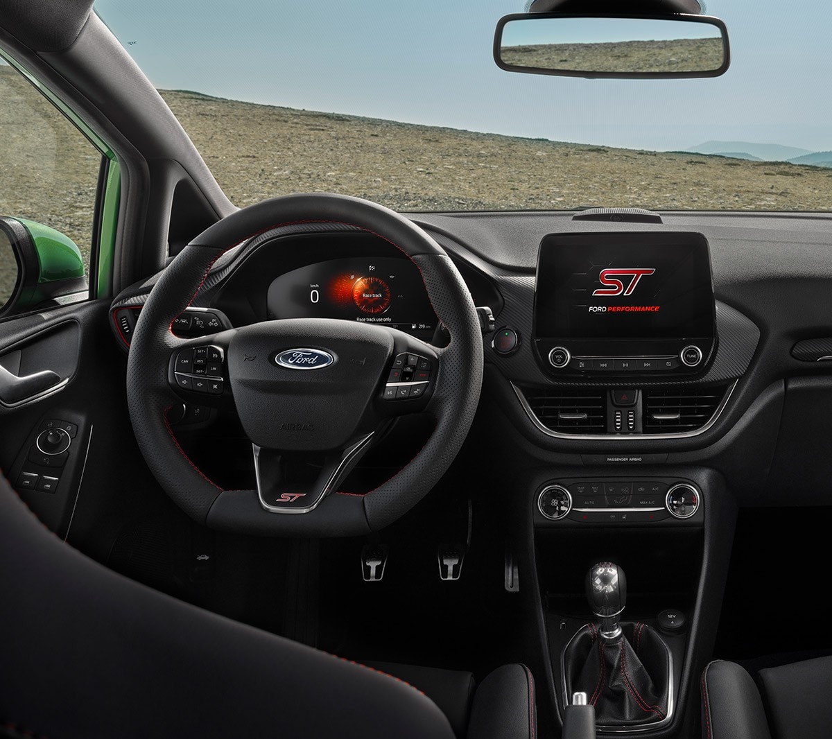 Ford Fiesta ST. Innenansicht auf das Cockpit mit Lenkrad, Touchscreen und digitaler Instrumententafel.