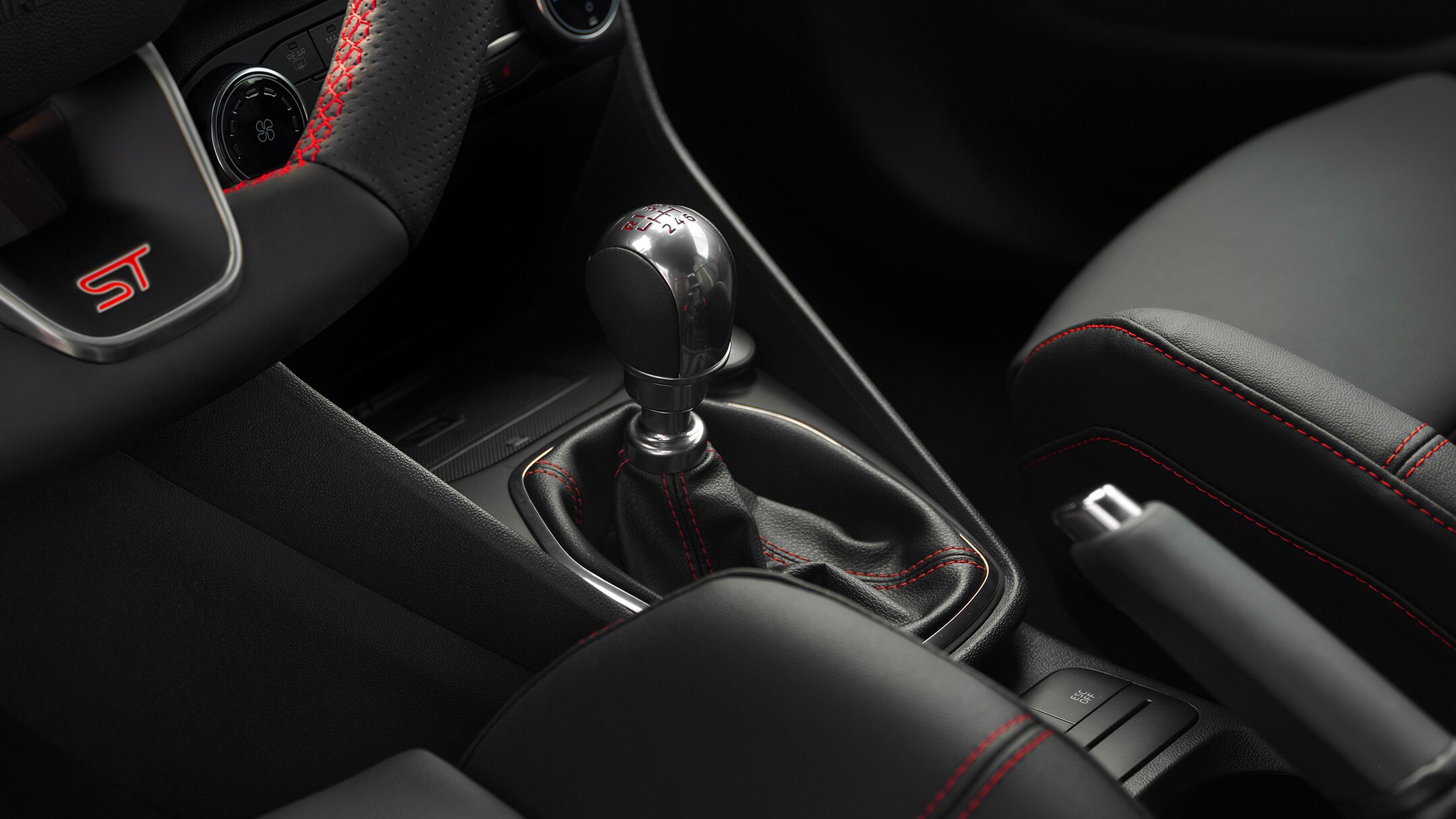 Ford Fiesta ST. Innenansicht mit Schaltknauf und Lenkrad.