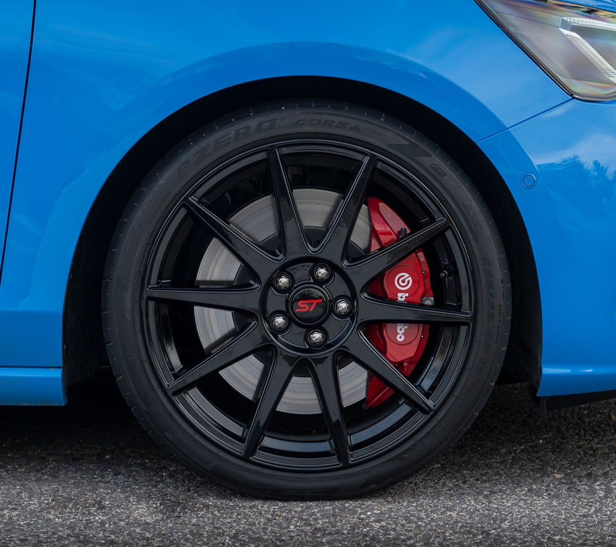 Übergroße Brembo-Bremsen mit Pirelli P-Zero Corsa-Reifen