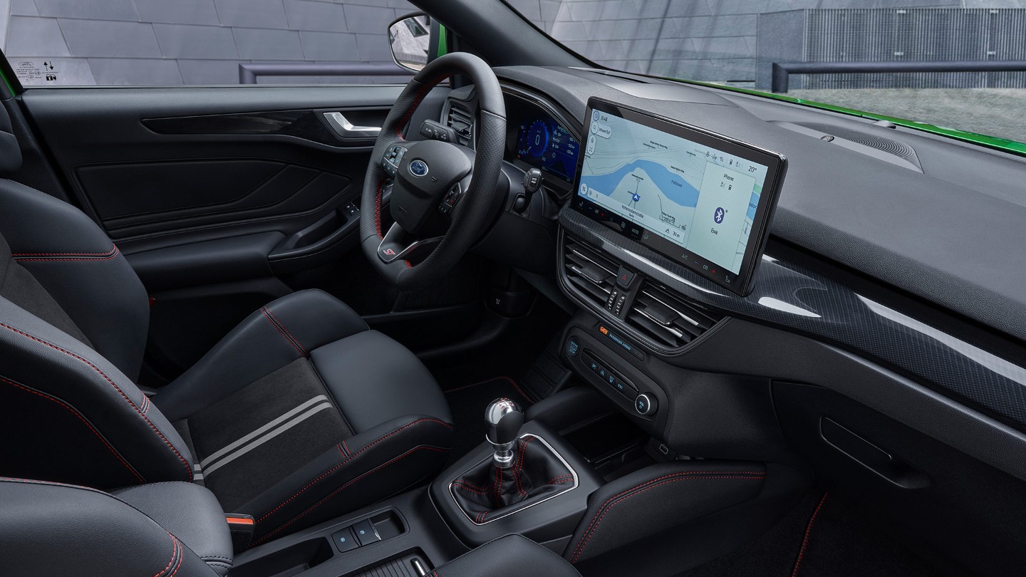 https://www.ford.de/content/dam/guxeu/rhd/central/cars/2022-focus-st/launch/gallery/interior/ford-focus-mca-c519-eu-ST_08_C519_Focus_Int_Side_View_Cockpit_3-16x9-2160x1215_gt.jpg.renditions.original.png