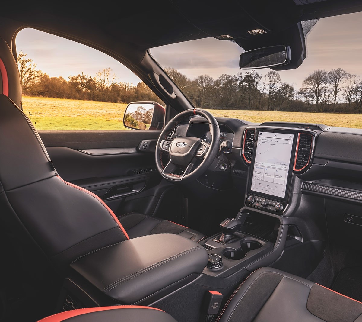 Innenraums des Ford Ranger Raptor mit Lenkrad und Mittelkonsole mit Touchscreen