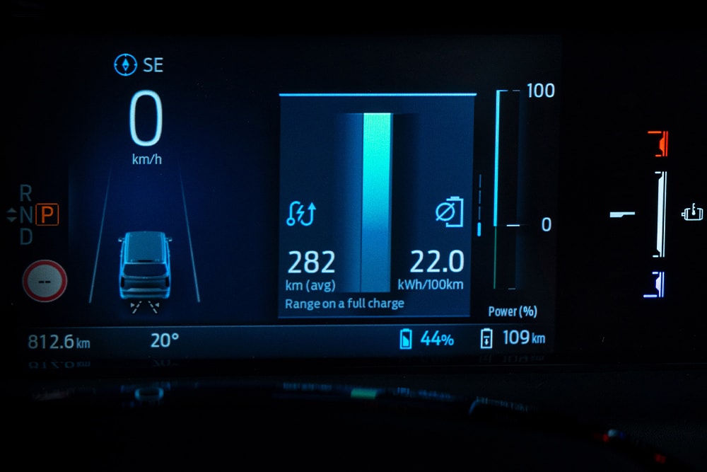 Digitales Instrumentenpanel des Ford Tourneo Custom zeigt Geschwindigkeit, Leistung und Reichweite