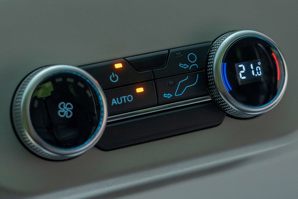 Nahaufnahme der Klimasteuerung eines Ford Tourneo Custom Fahrzeugs