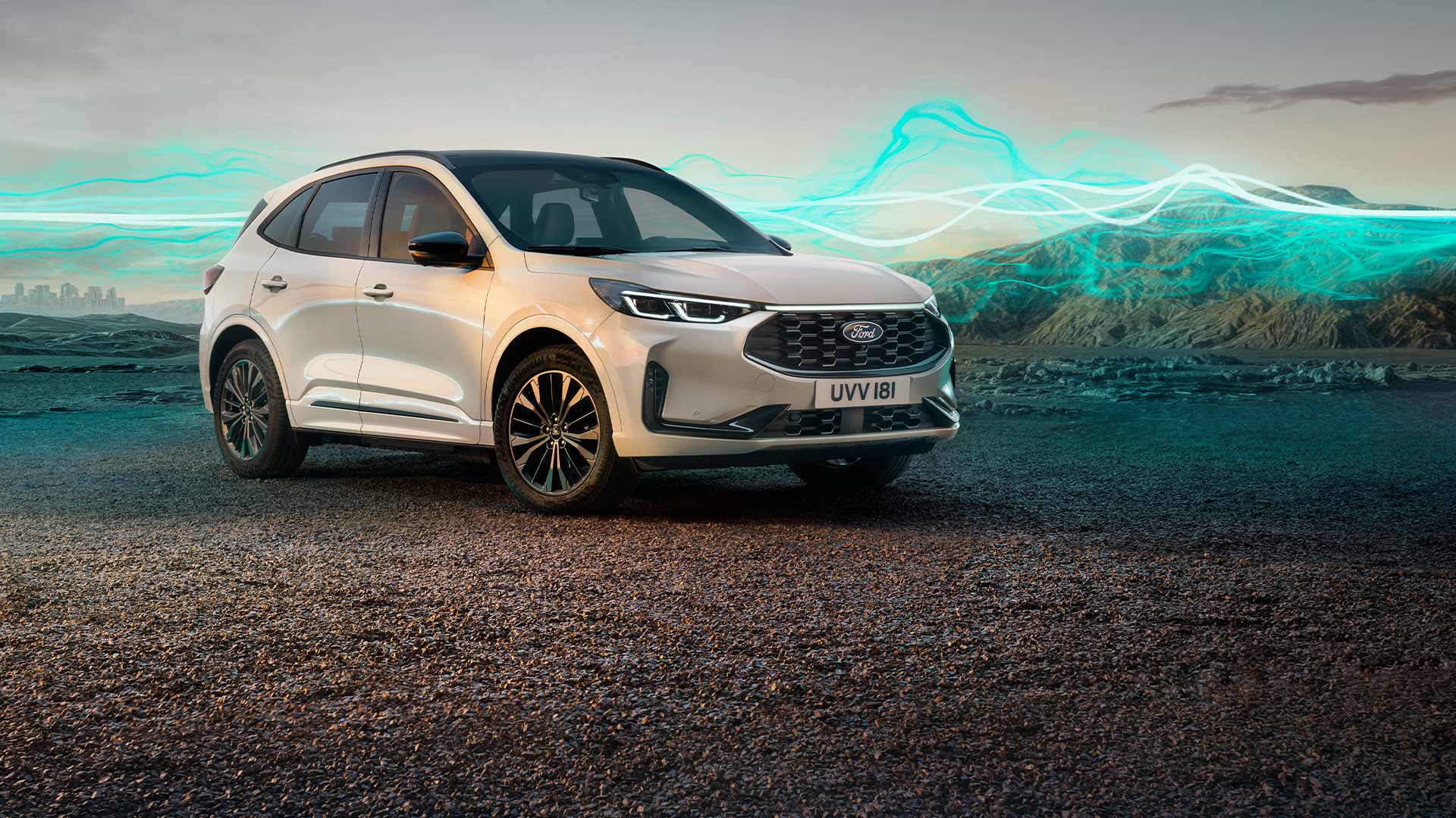 Die Ford Kuga Sound Edition  in weiß, parkend mit grüner Schallwellengrafik im Hintergrund.