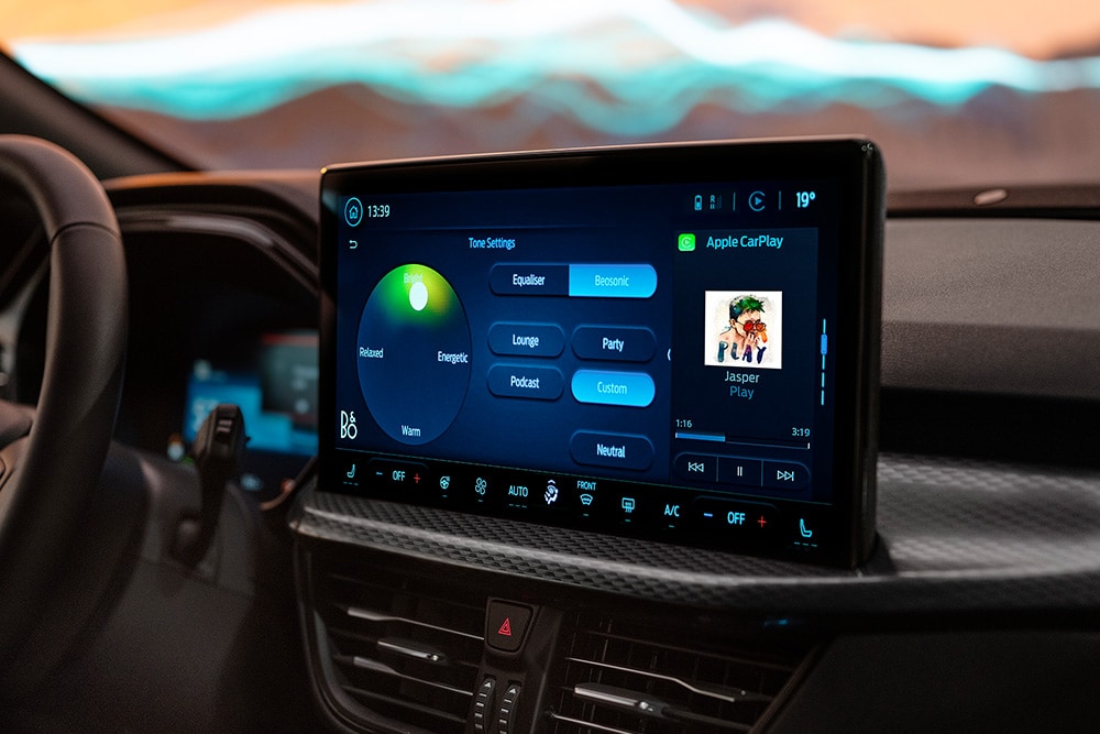 Nahaufnahme des großen Touchscreens der Ford Kuga Sound Edition.