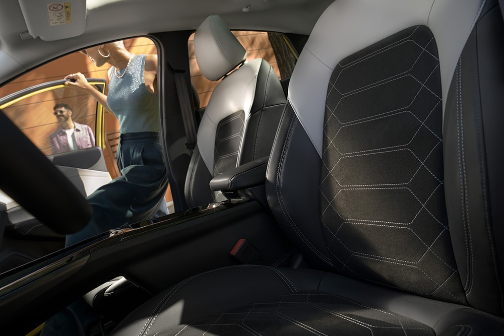 Nahaufnahme der schwarz-grauen ergonomischen Sitze im elektrischen Ford Puma Gen-E®.