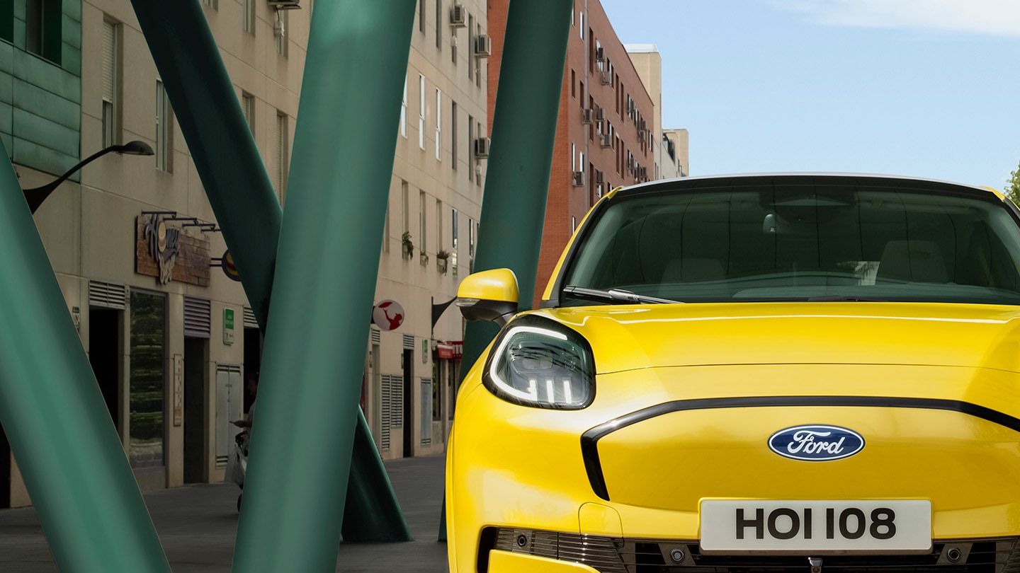 Eine Nahaufnahme von der Front des Ford Puma Gen-E® in Gelb.