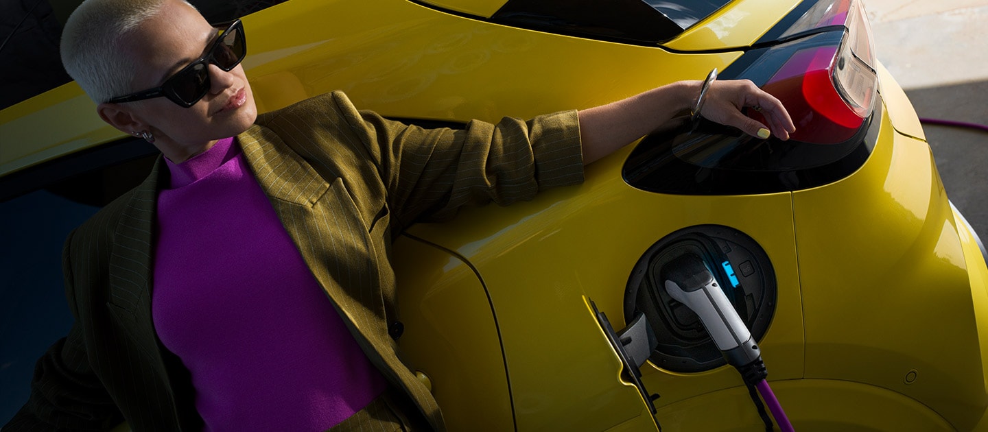 Nahaufnahme vom Heck eines elektrischen Ford Puma Gen-E®, der an eine Haushalts-Wallbox angeschlossen ist.