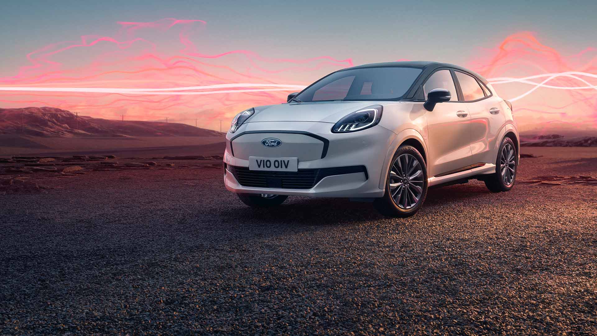 Ford Puma Gen-E Sound Edition  in weiß, parkend mit roter Schallwellengrafik im Hintergrund.
