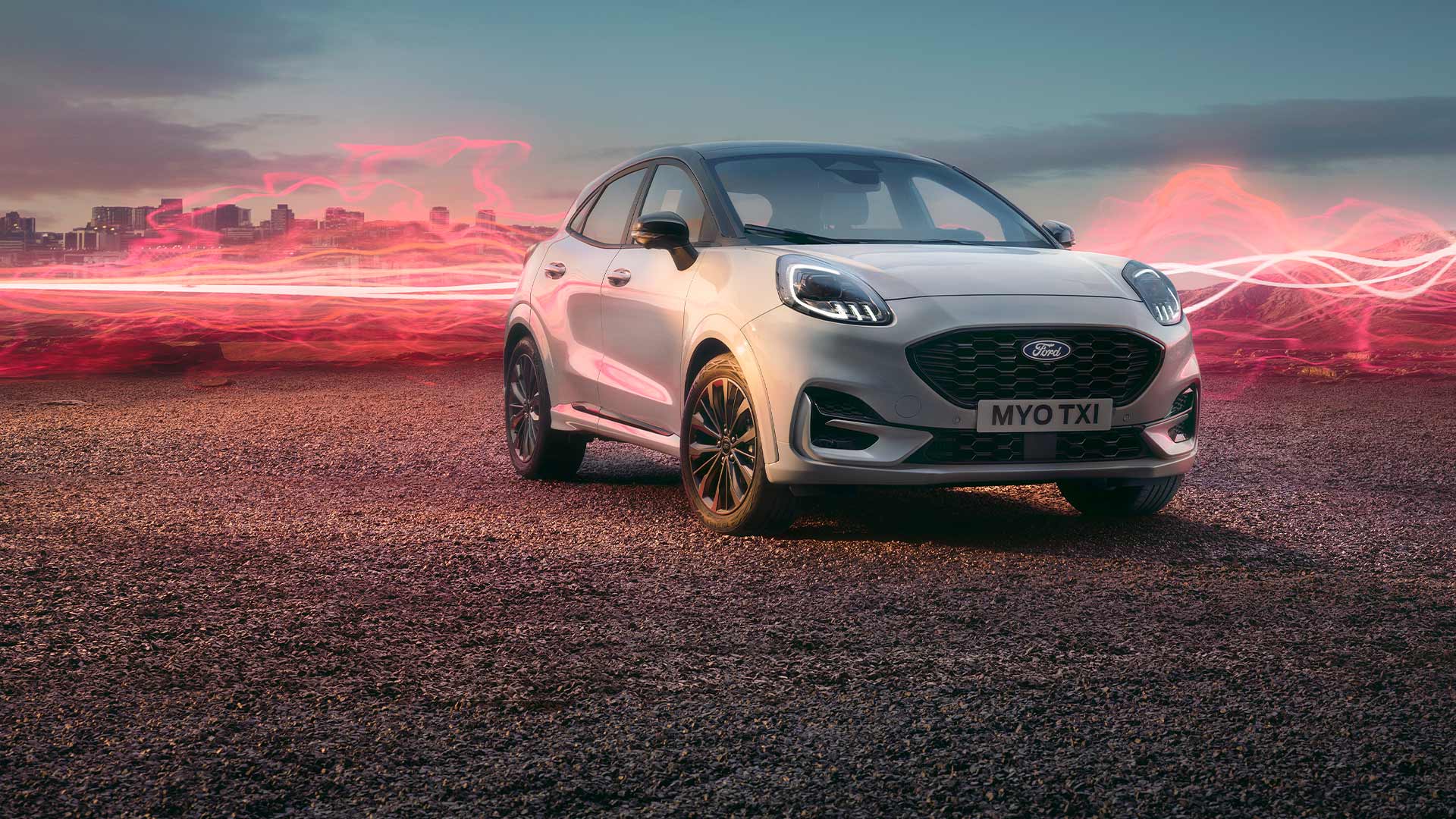 Die Ford Puma Sound Edition in weiß, parkend mit roter Schallwellengrafik im Hintergrund.