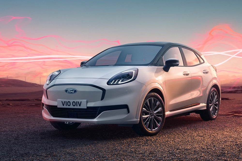 Ford Puma Gen-E Sound Edition in weiß, parkend mit roter Schallwellengrafik im Hintergrund.