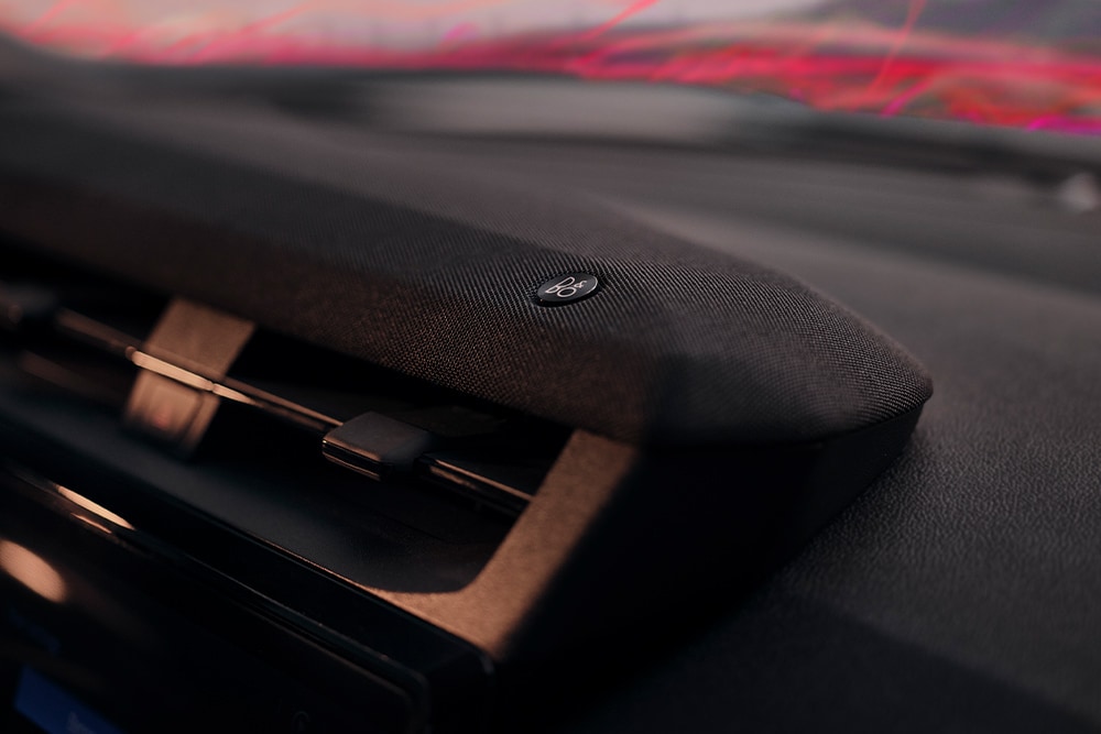 Nahaufnahme eines Lautsprechers des B&O Soundsystems im Ford Puma Gen-E.