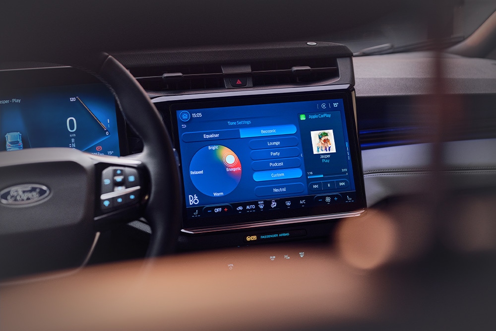 Nahaufnahme des großen Touchscreens der Ford Puma Gen-E Sound Edition.