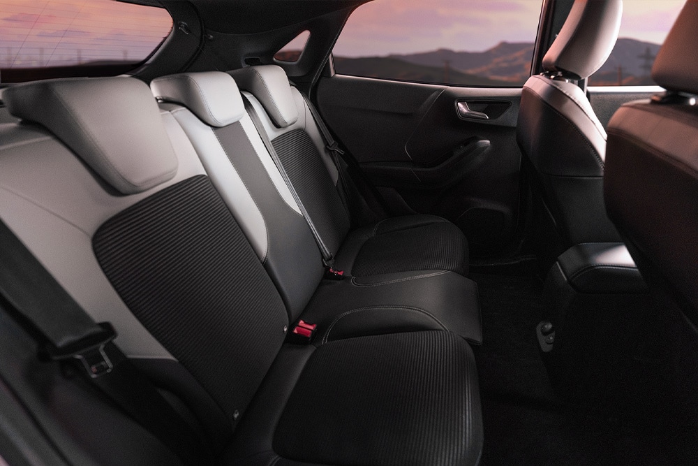 Nahaufnahme der Rücksitze  der Ford Puma Gen-E Sound Edition mit exklusiven Sitzbezügen.