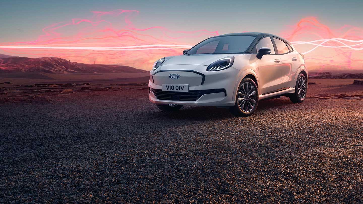 Der Ford Puma Gen-E Sound Edition  in weiß, parkend mit roter Schallwellengrafik im Hintergrund.