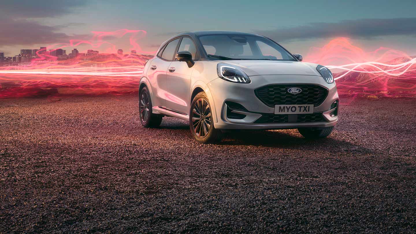 Ford Puma Sound Edition  in weiß, parkend mit roter Schallwellengrafik im Hintergrund.