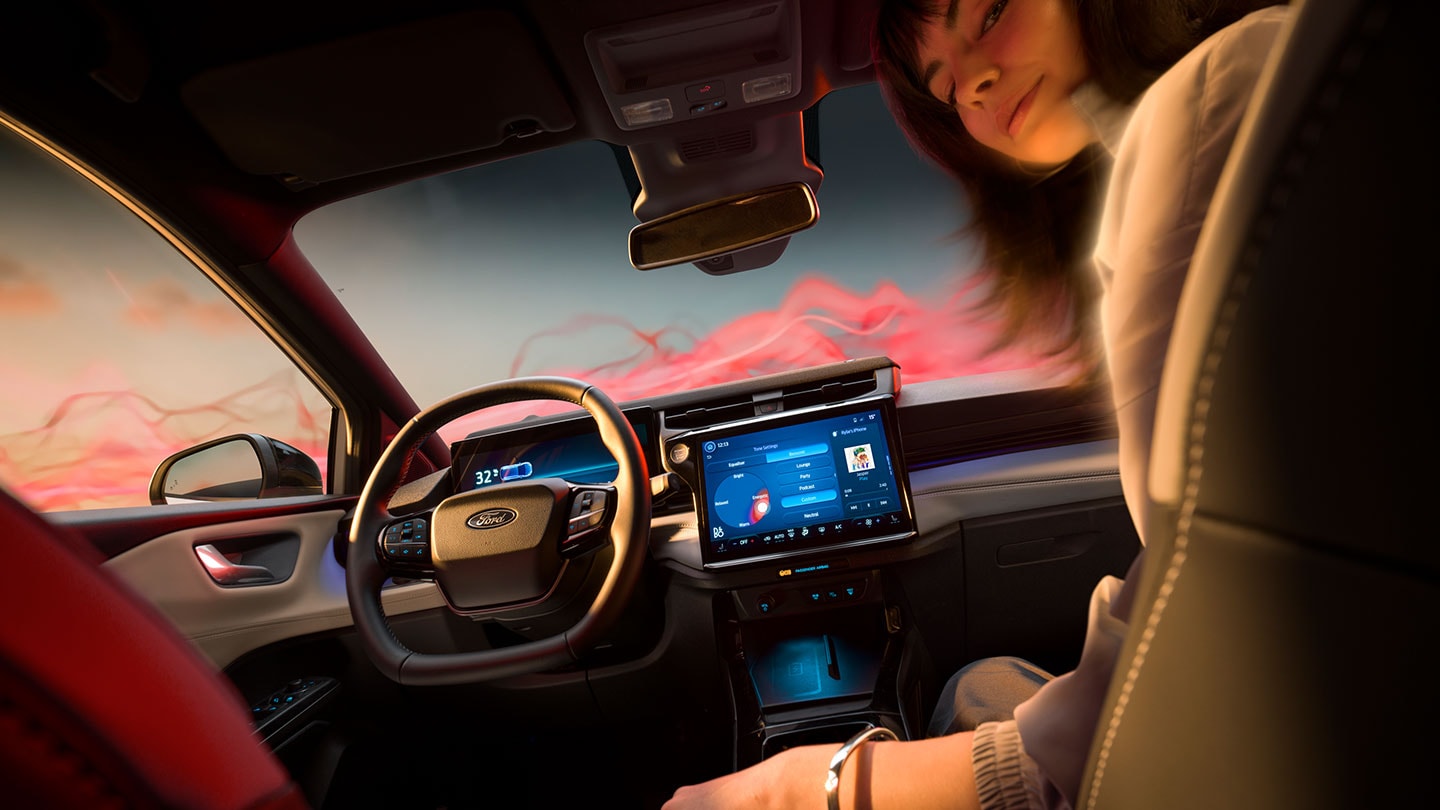 Der Innenraum des Ford Puma Gen-E Sound Edition mit einer Frau auf dem Beifahrersitz.