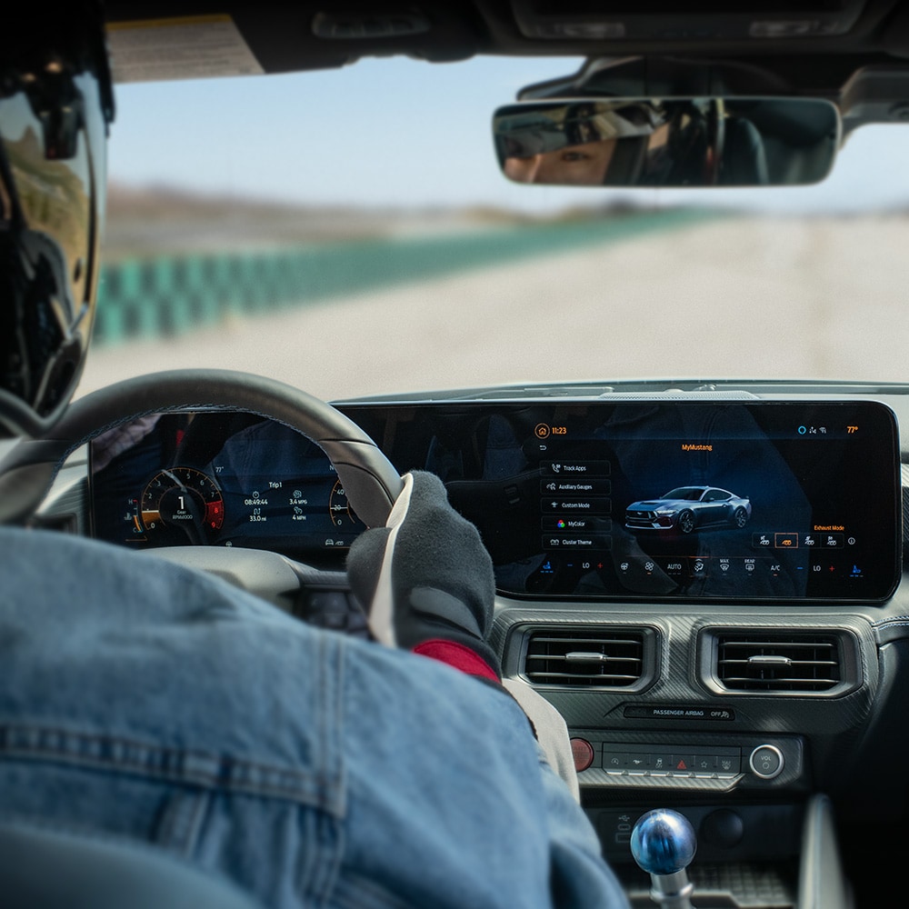 Innenraum des Ford Mustang mit Streckendaten auf dem SYNC-Touchscreen