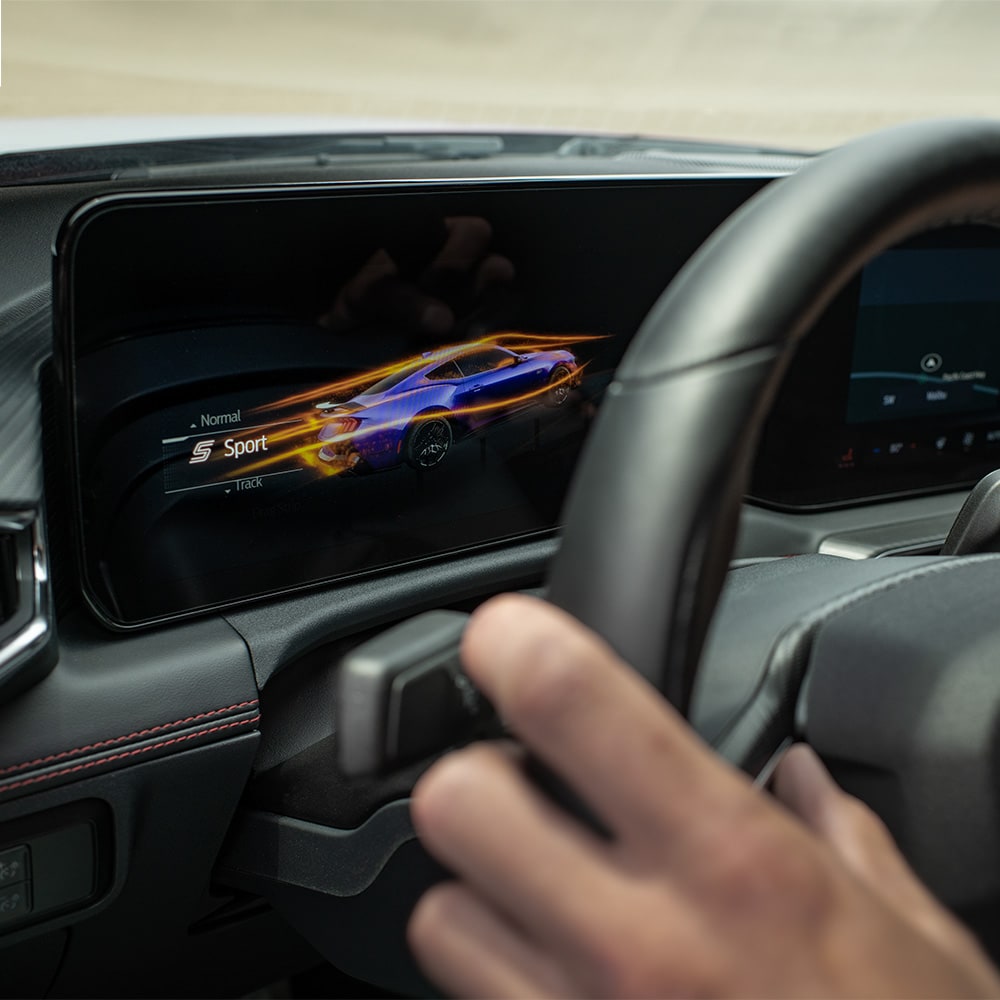 Digitales Kombiinstrument des Ford Mustang, das den Sportmodus anzeigt