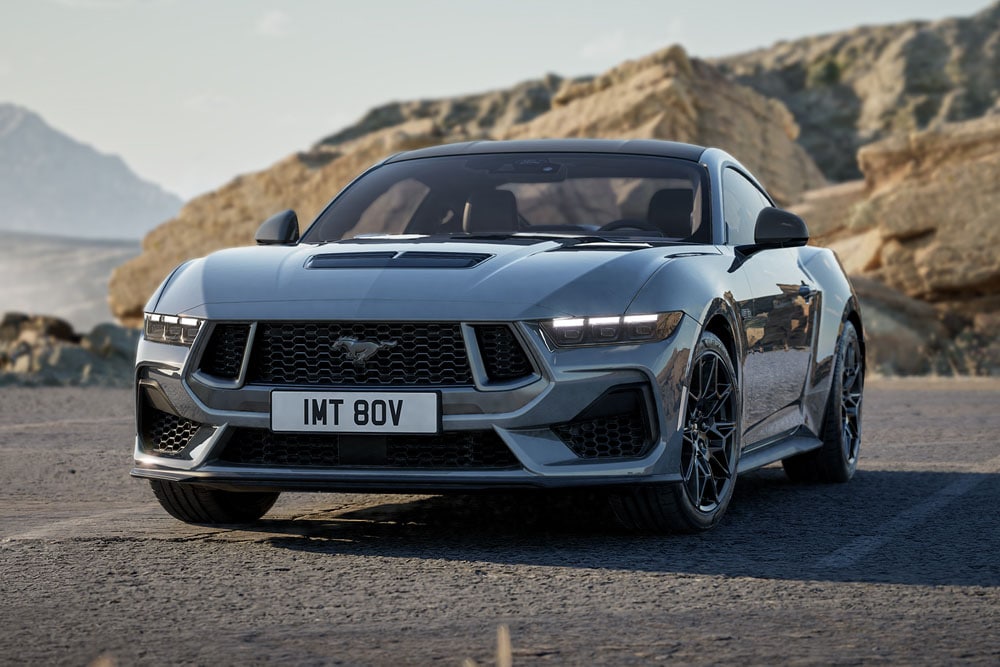 Ein Ford Mustang GT Fastback Nite Pony Styling-Paket in der Farbe grau, geparkt auf einer Bergstraße.