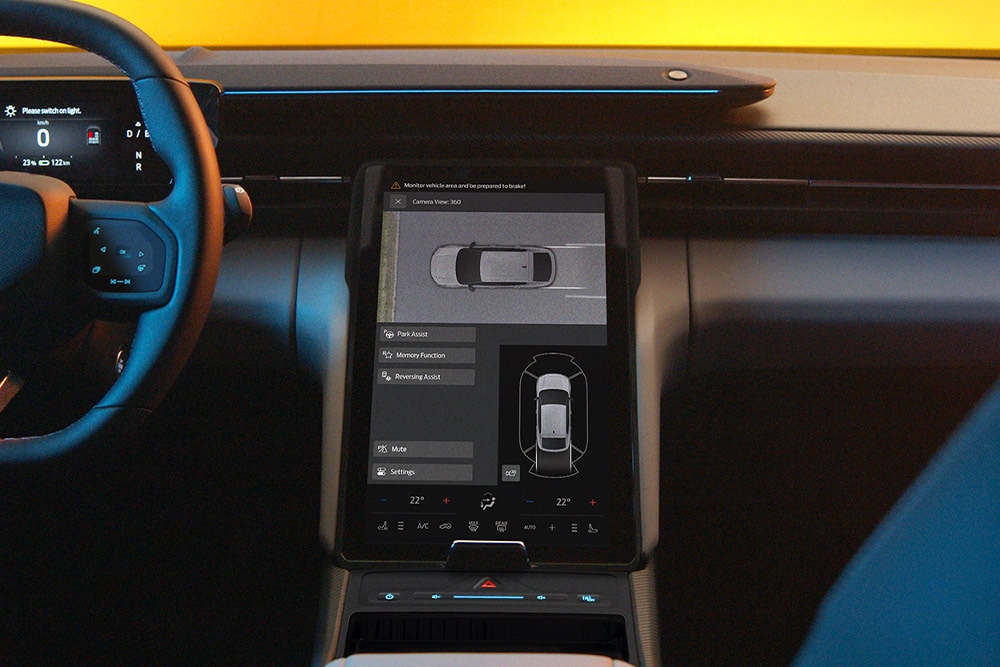 Nahaufnahme des Ford SYNC® Move-Touchscreen mit 360°-Parkkamera und Fahrerassistenzsystemen des neuen vollelektrischen Ford Capri®.