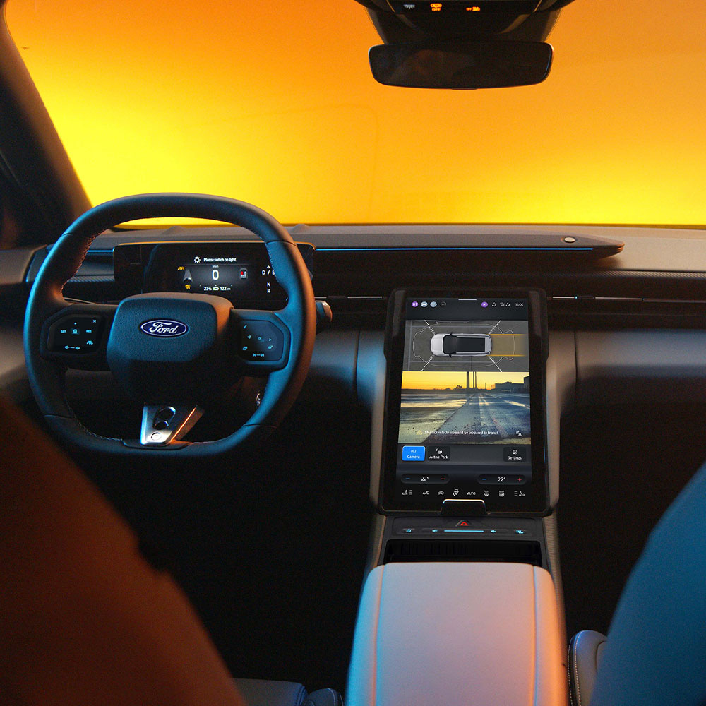 Nahaufnahme des Ford SYNC® Move-Touchscreen mit 360°-Parkkamera und Fahrerassistenzsystemen des neuen vollelektrischen Ford Capri®.