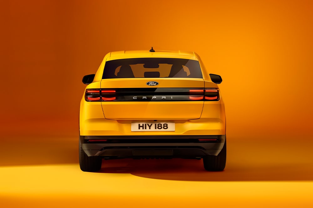 Heckansicht des neuen Ford Capri in Gelb, fotografiert in einem gelben Studio.