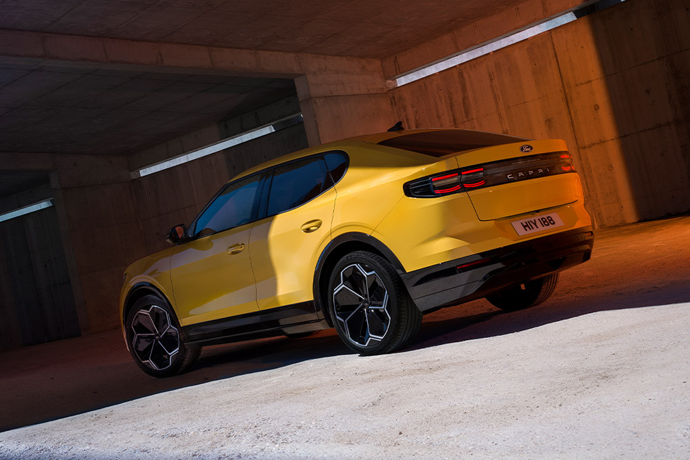 Seiten- und Heckansicht des neuen Ford Capri mit den eleganten Leichtmetallrädern.